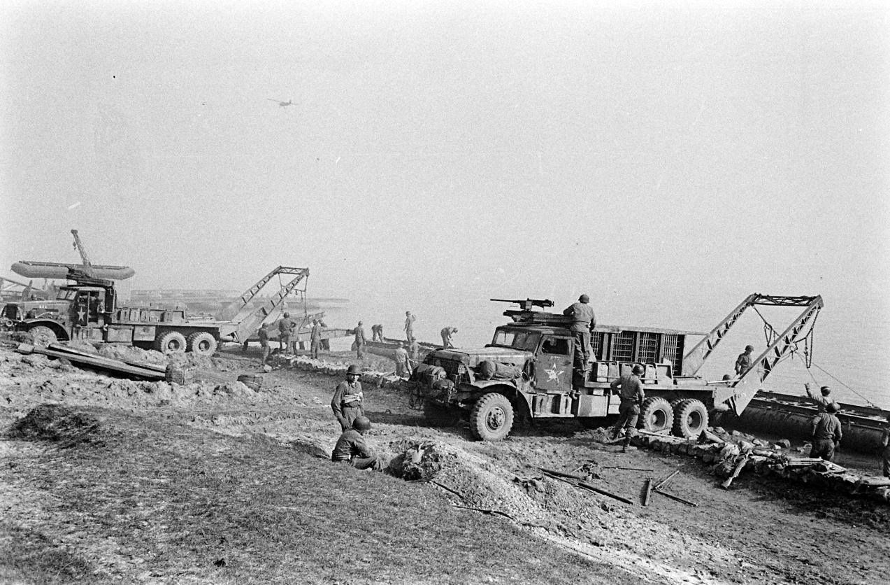 24 march 1945 Bridge building across the Rhine, 17th Armored Engineer Battalion (1)