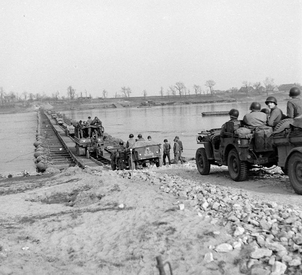 24 march 1945 Bridge building across the Rhine, 17th Armored Engineer Battalion (10)