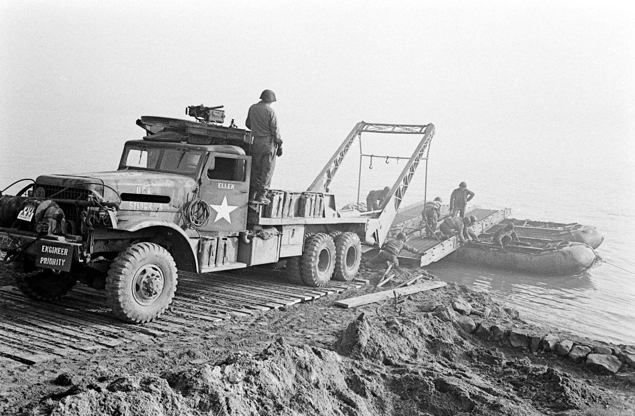 24 march 1945 Bridge building across the Rhine, 17th Armored Engineer Battalion (17)