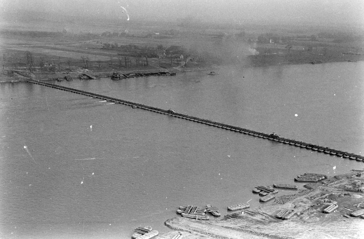 24 march 1945 Bridge building across the Rhine, 17th Armored Engineer Battalion (3)