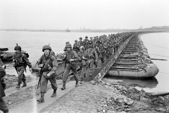 24 march 1945 Bridge building across the Rhine, 17th Armored Engineer Battalion (5)