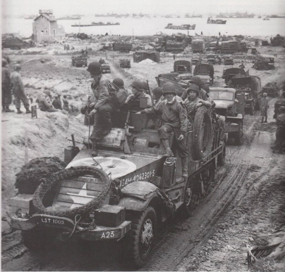 17th Engineers halftrack van A-company verlaat Omaha Beach door de 'Le Ruquet' Draw, Nornandie, Frankrijk Juni 1944