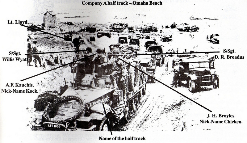 17th Engineers halftrack van A company verlaat Omaha Beach door de 'Le Ruquet' Draw met namen Engineers, Normandie, Frankrijk, juni 1944