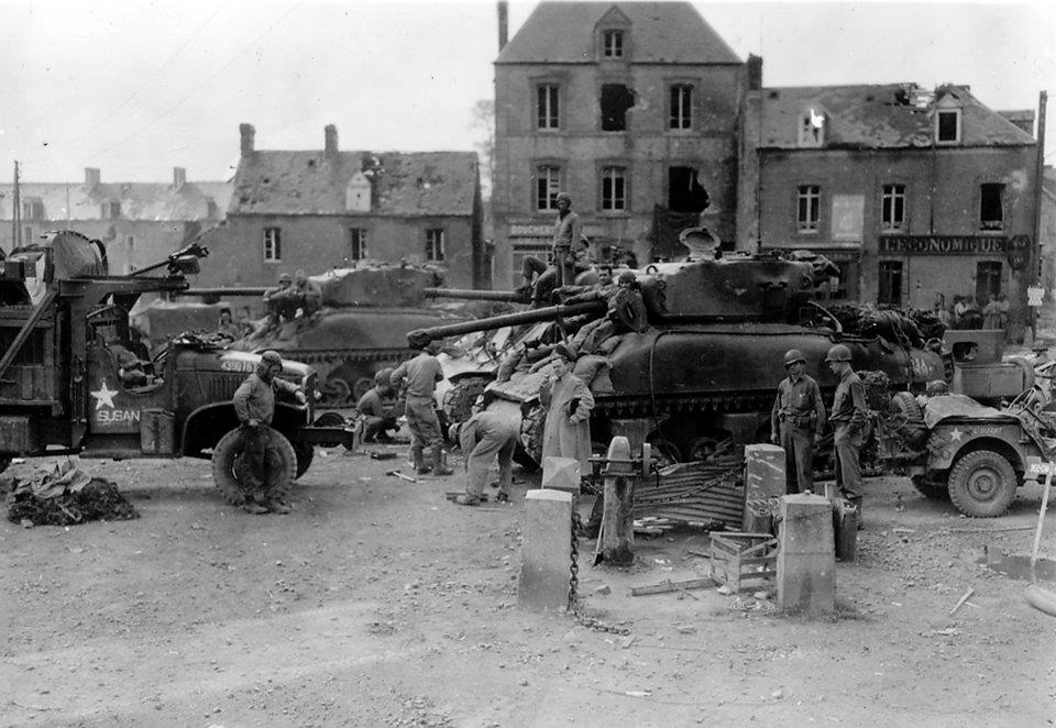 17th Engineers lassen Culin devices aan 2 Sherman M4A1(76)W van de 2nd Armored Division, 26 juli 1944 in St Jean de Daye, Frankrijk