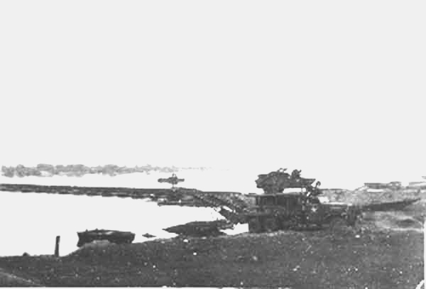 Destroyed_bridge_at_Elbe_River_near_Westerhusen_13_April_1945