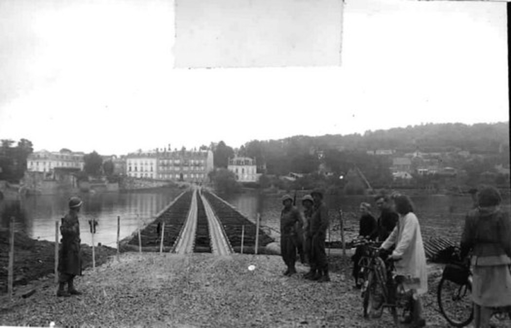 M2 Threadway brug over de rivier de Seine, in Meulan, Frankrijk, 720 ft. in lengte, 28 tot 30 Augustus 1944