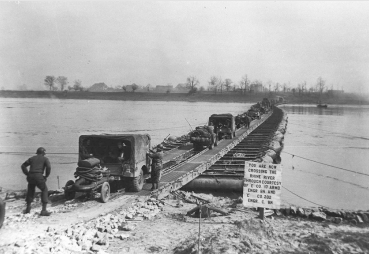 M2 Treadway Bridge over de Rijn, door het 17th Engineer Bn, E Company en 202nd Engineer Bn, C company, south of Wesel, Duitsland, 24 Maart 1945