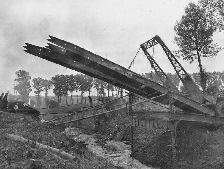 September_18_1944_built_a_bridge_across_the_Geleenbeek_stream_near_Kathagermolen