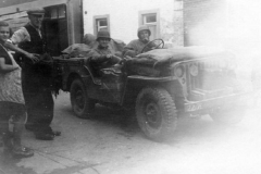 17th Engineer Jeep in Schinveld, Nederland, met Joseph Zillen en Lies Joosten