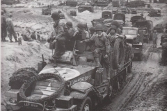 17th Engineers halftrack van A-company verlaat Omaha Beach door de 'Le Ruquet' Draw, Nornandie, Frankrijk Juni 1944