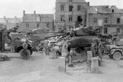 17th Engineers lassen Culin devices aan 2 Sherman M4A1(76)W van de 2nd Armored Division, 26 juli 1944 in St Jean de Daye, Frankrijk 2
