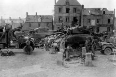 17th Engineers lassen Culin devices aan 2 Sherman M4A1(76)W van de 2nd Armored Division, 26 juli 1944 in St Jean de Daye, Frankrijk