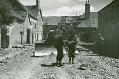 17th Engineers met de mijnendetector, daarachter een tankdozer, Frankrijk 1944