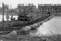 17th Engineers working on an M2 Threadway brug over de rivier de Roer in de verwoeste stad Julich, Duitsland, op 26 februari 1945
