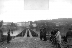 M2 Threadway brug over de rivier de Seine, in Meulan, Frankrijk, 720 ft. in lengte, 28 tot 30 Augustus 1944