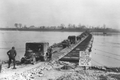 M2 Treadway Bridge over de Rijn, door het 17th Engineer Bn, E Company en 202nd Engineer Bn, C company, south of Wesel, Duitsland, 24 Maart 1945