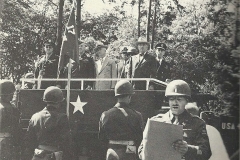 Truman uitreiking President Harry S. Truman presents the Presidential Unit Citation to the 17th Armored Engineer Battalion, 16 juli 1945, Berlijn, Duitsland.