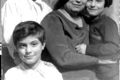 Joseph Fumagalli (linksonder) 10 jaar oud met het gezin, Amerika