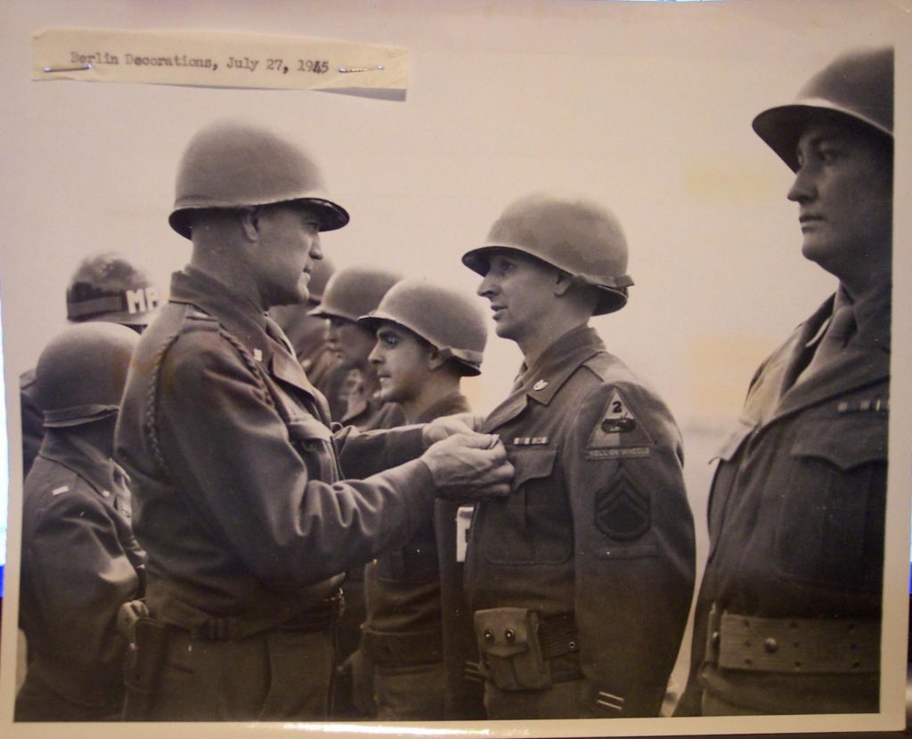 Decoraties 2nd Armored ceremonie in Berlijn 27 juli 1945