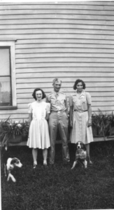 2nd Lieutenant Turmer his sister Justine on the left and right his cousin Arlene. Photo: S. Benninger.