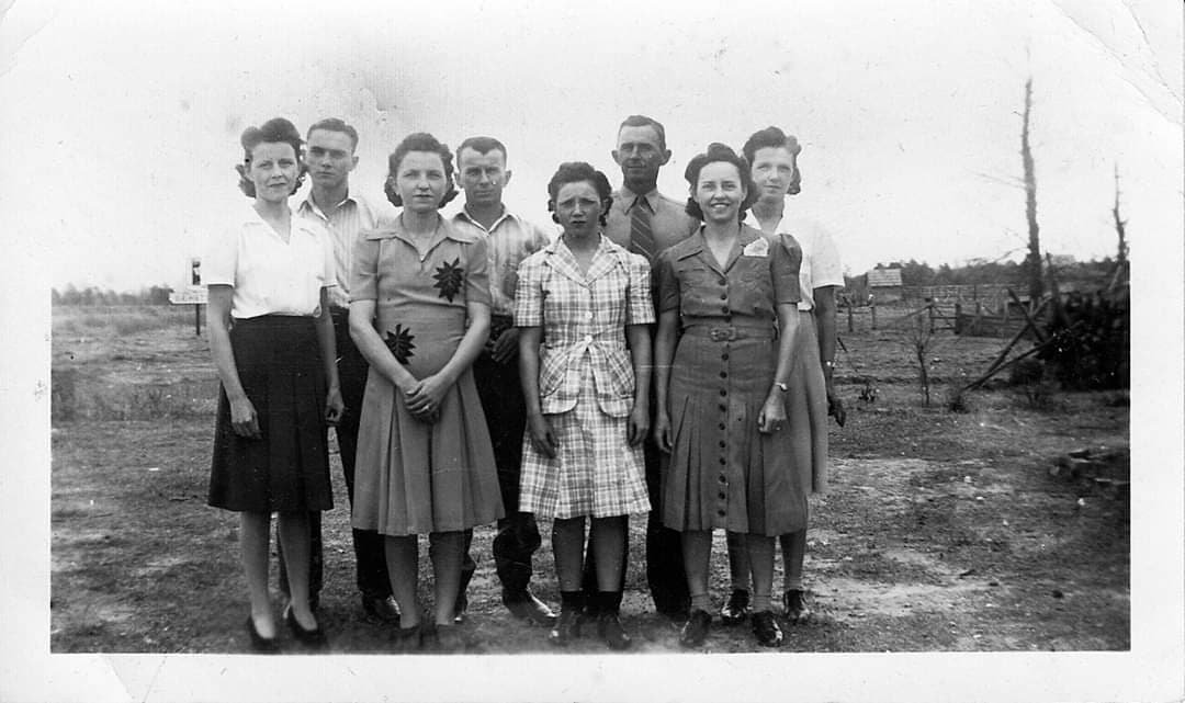 David E Hiett with the family before the war (courtesy Mark Hiett) 